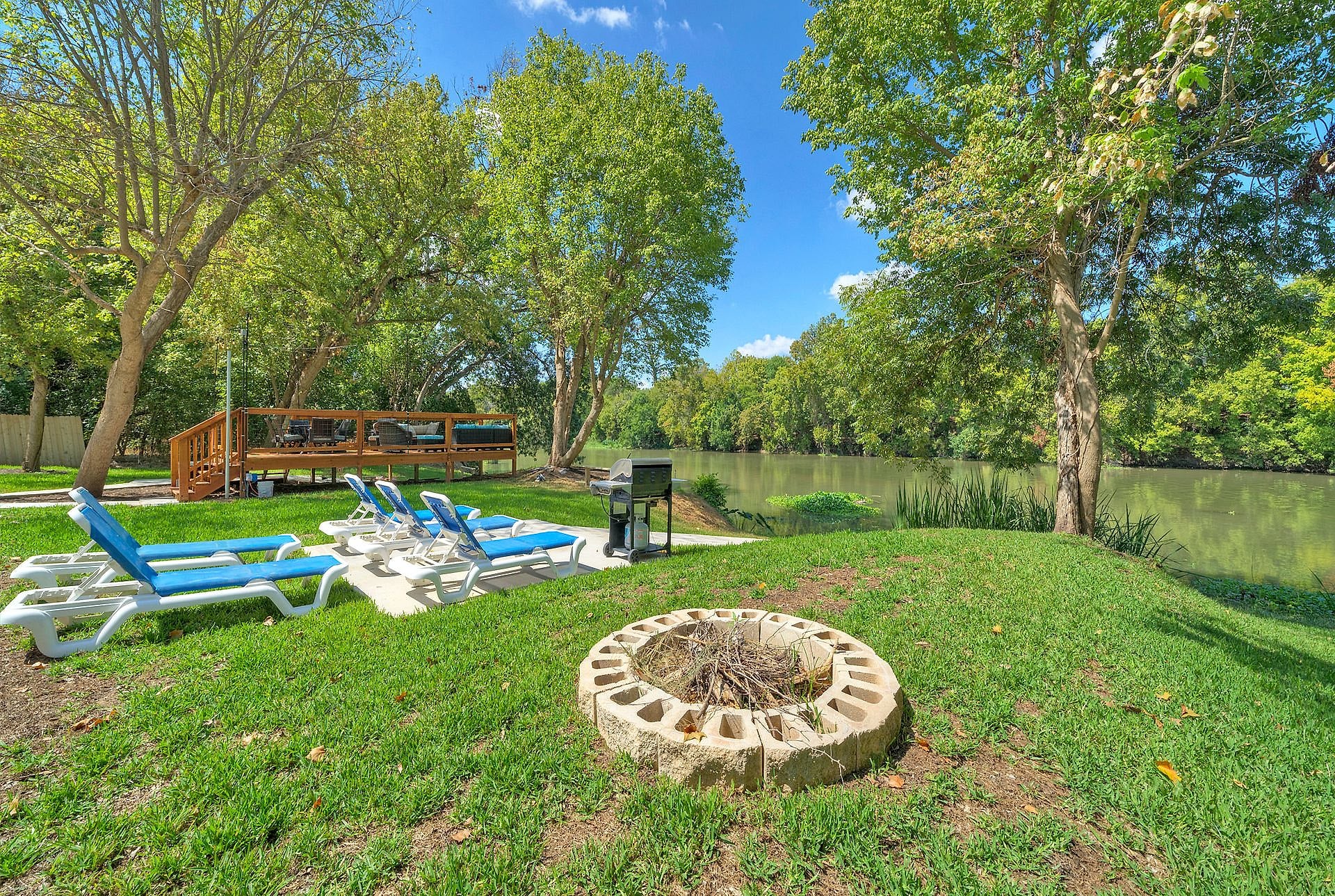 Fire pit surrounded by loungers with the Colorado River behind